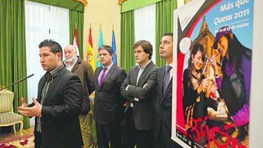 Serxu Solares presenta «Más que quesu» ante la mirada de Ricardo Álvarez, Enrique Rodríguez Nuño, José María Pérez y Alberto Fernández.