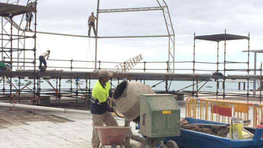 Obras ayer en el parque donde irá uno de los escenarios del Carnaval. | d.r.