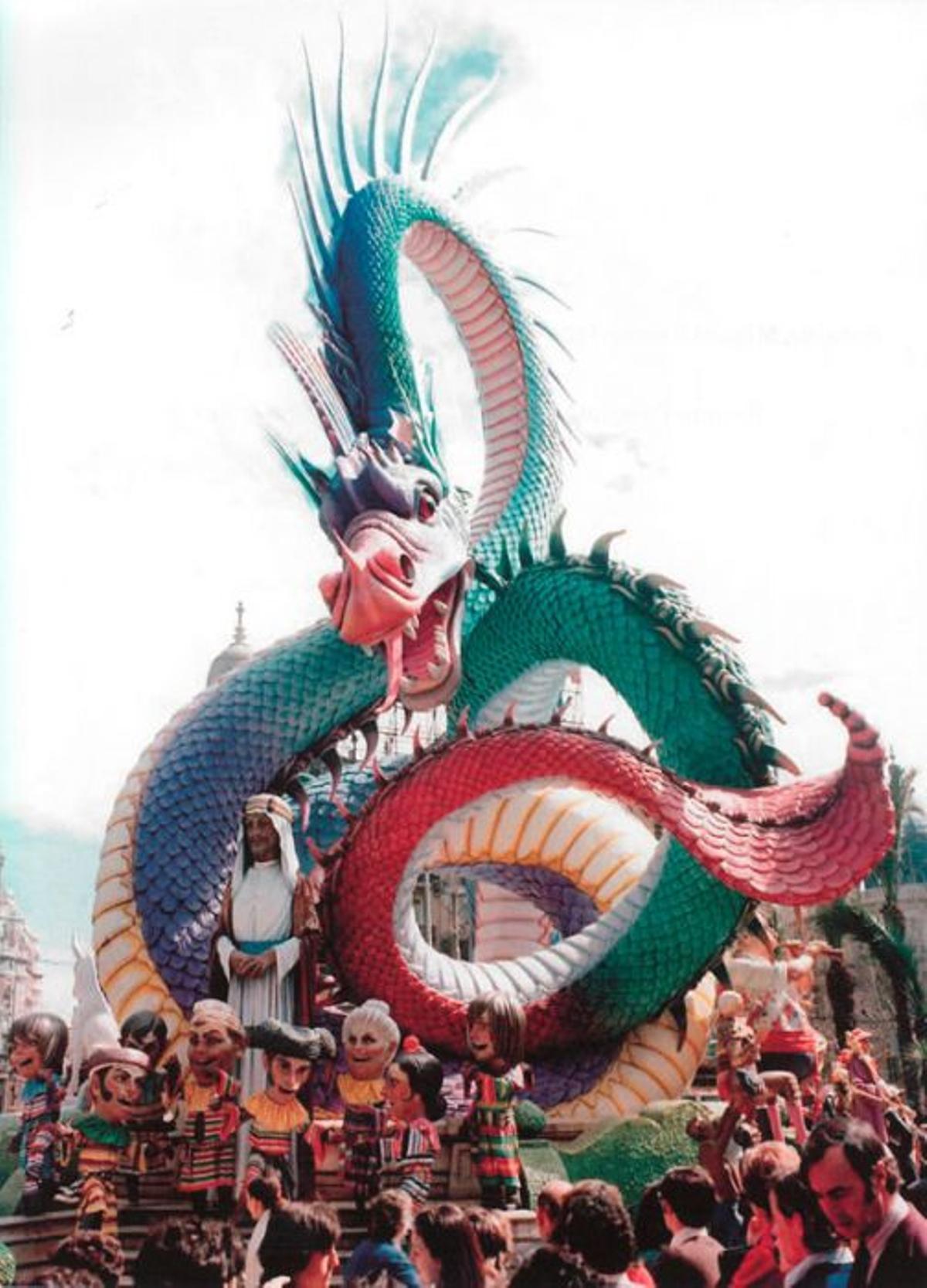 Una de sus numerosas fallas municipales: la Serpiente de Mar, un verdadero alarde. Se plantó en 1975