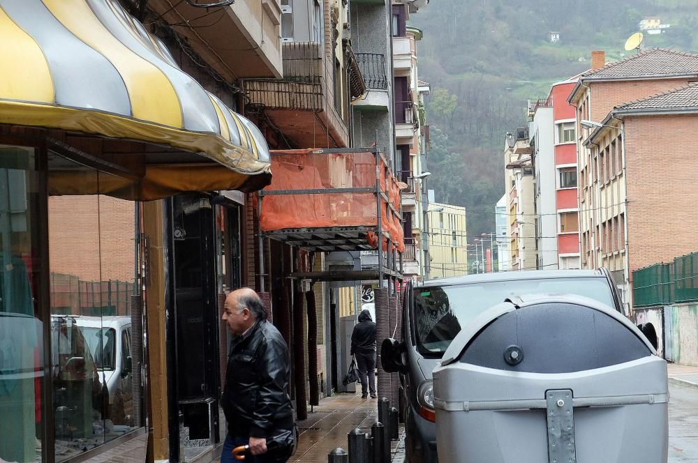 Viseras para bloquear la caída de cascotes de edificios en Mieres