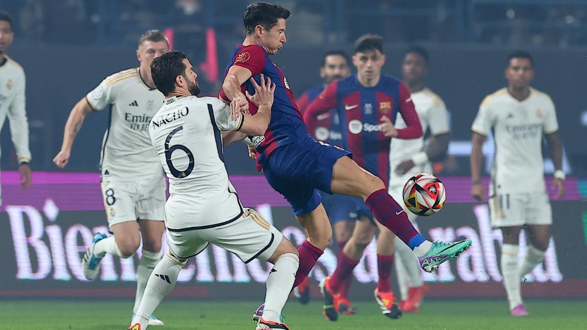 Lewandowksi en la final de la Supercopa contra el Madrid