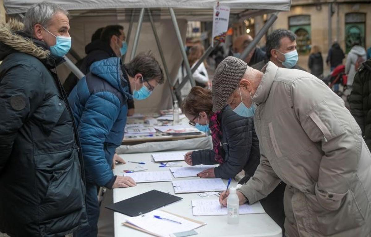 La plataforma Soria ¡Ya! recoge firmas en Soria, el pasado 26 de diciembre de 2021, para avalar la constitución de la agrupación de electores con la que se presentará a las elecciones autonómicas del próximo 13 de febrero.