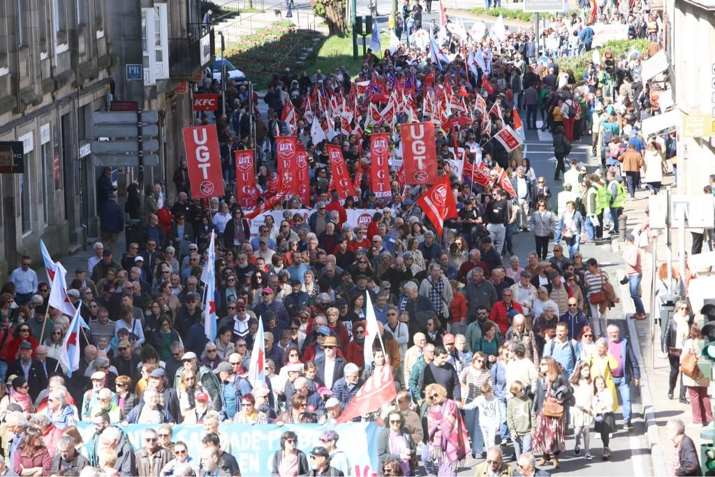 Miles de gallegos reivindican mejoras en la sanidade pública en Santiago