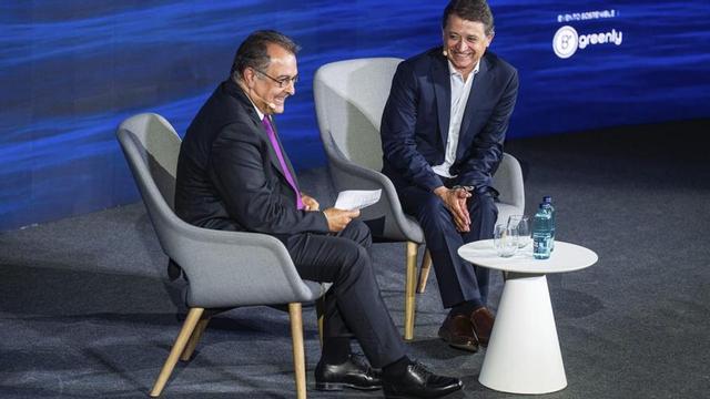 Jordi Ribas, president de Cerca i Intel·ligència Artificial de Microsoft (dreta), i Albert Sáez, director general de Continguts de Prensa Ibérica. | MARC ASENSIO