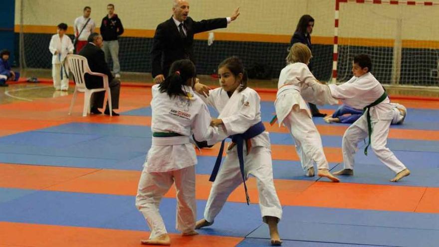 Más de 200 judocas compiten en el Ángel Nieto y muestran su nivel