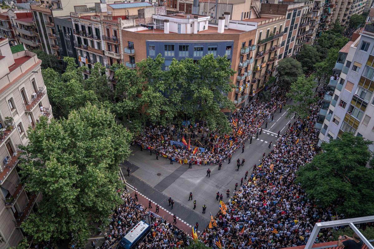 León XIV recorre el Eixample en papamóvil