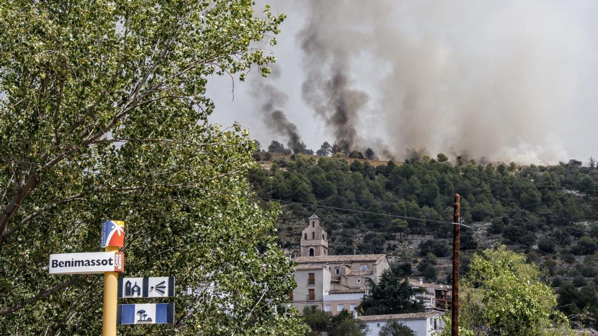 El incendio de la Vall d'Ebo entra de lleno en El Comtat y obliga a desalojar también Fageca, Famorca, Margarida y Benimassot.