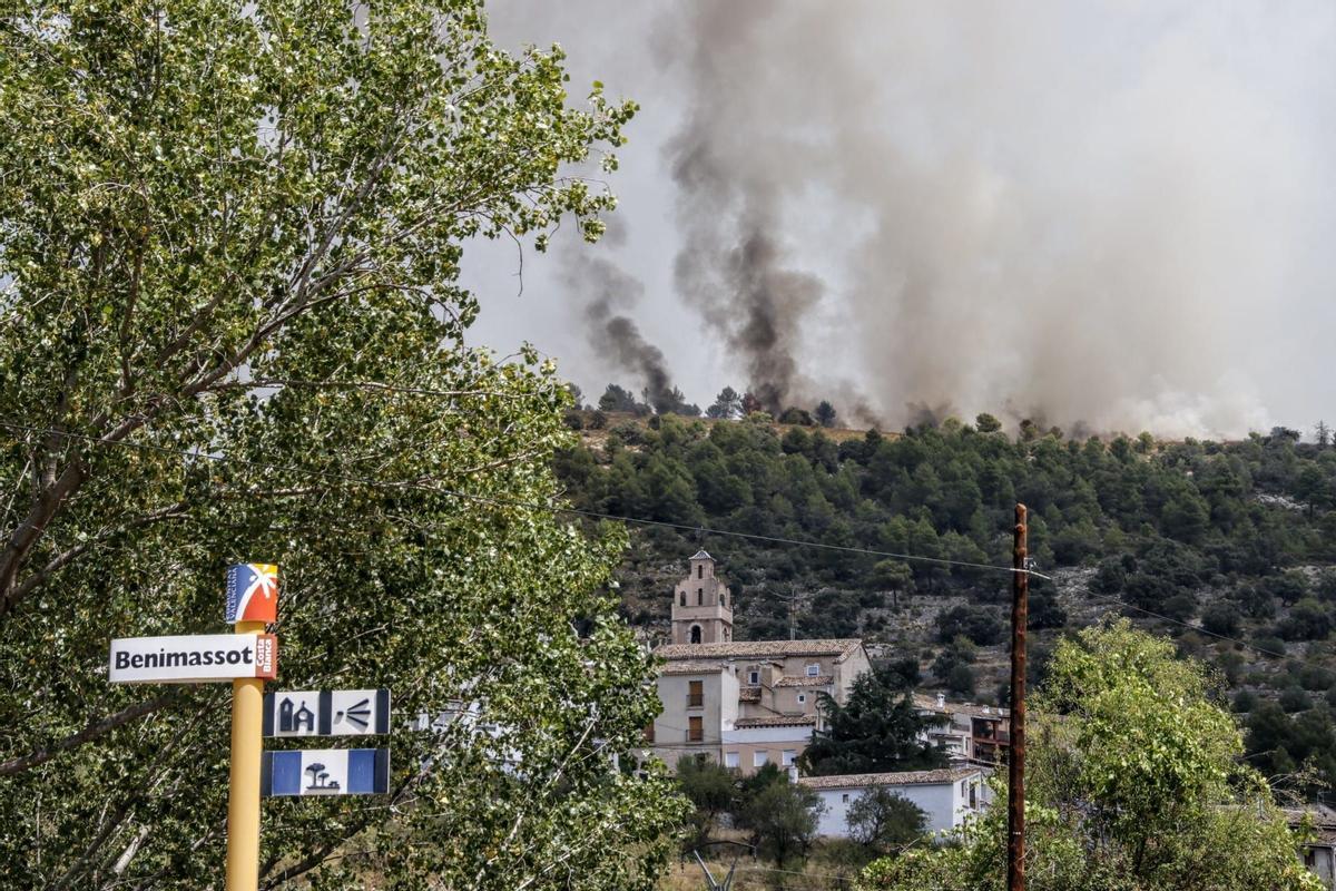 El foc devora ja més d’11.000 hectàrees a Alacant i provoca un nou desallotjament El foc devora ja més d’11.000 hectàrees a Alacant i provoca un nou desallotjament