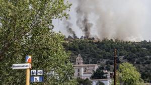 El foc devora ja més d’11.000 hectàrees a Alacant i provoca un nou desallotjament