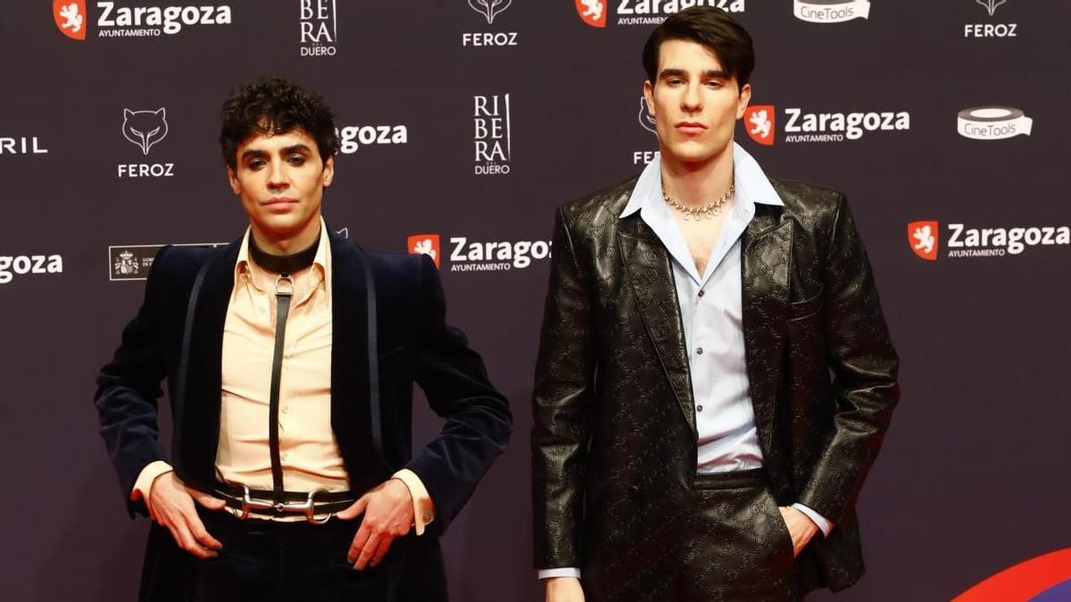 'Los Javis' posan en la alfombra roja de los Premios Feroz 2022.