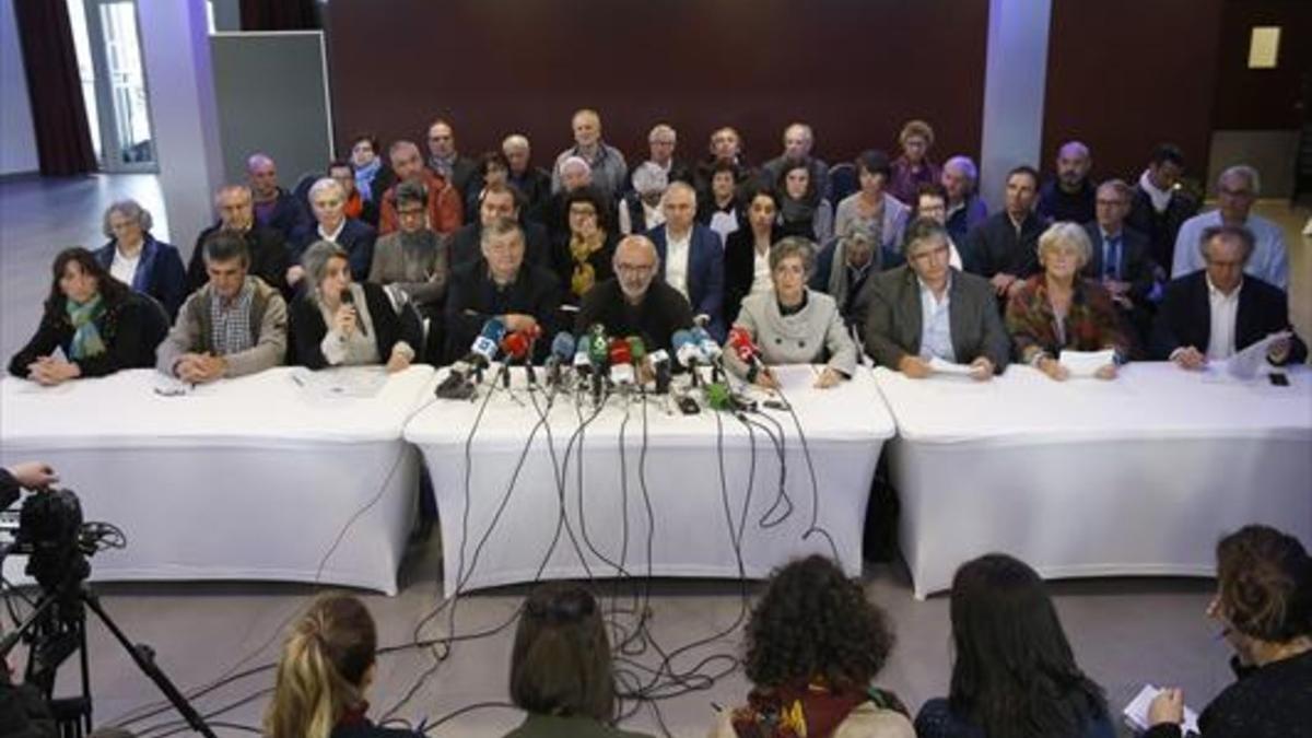 Rueda de prensa del grupo de activistas para informar del desarme de ETA, ayer, en Bayona.