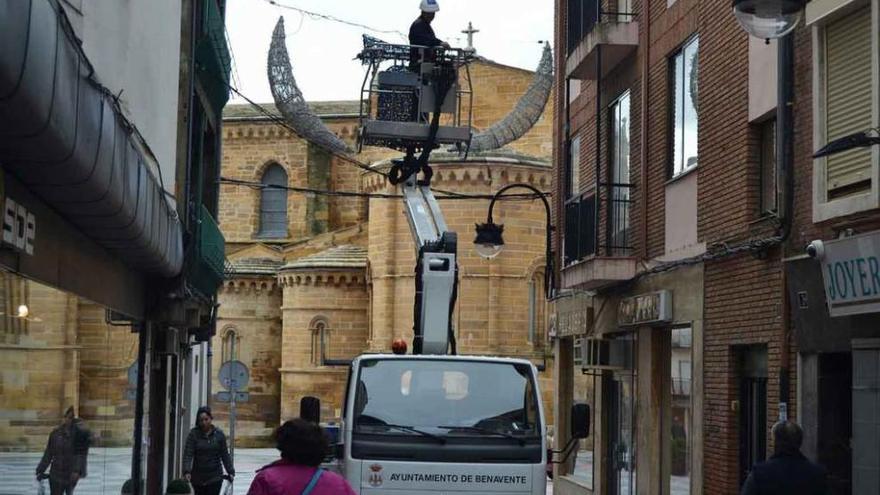 Operarios instalando las luces en la calle Herreros, ayer por la mañana.