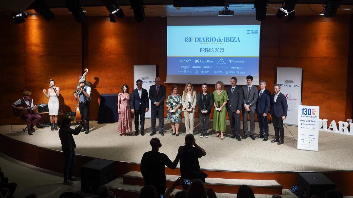 Foto de familia de todos los premiados sobre el escenario con las autoridades y directivos de Diario de Ibiza y Prensa Ibérica.