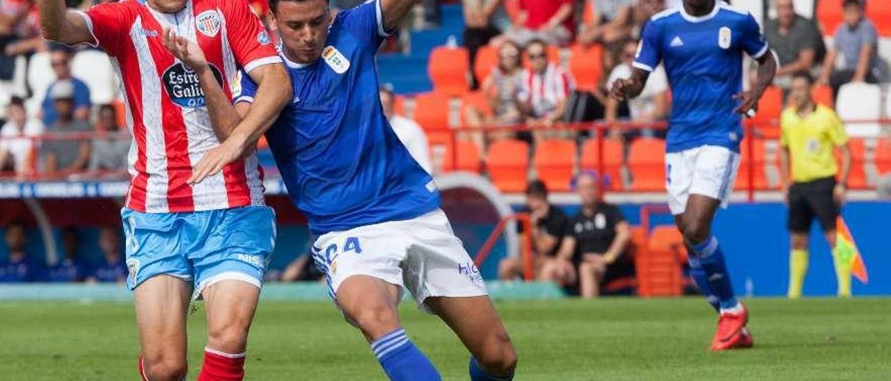 Seoane disputa un balón ante el jugado del Oviedo Javier Muñoz.