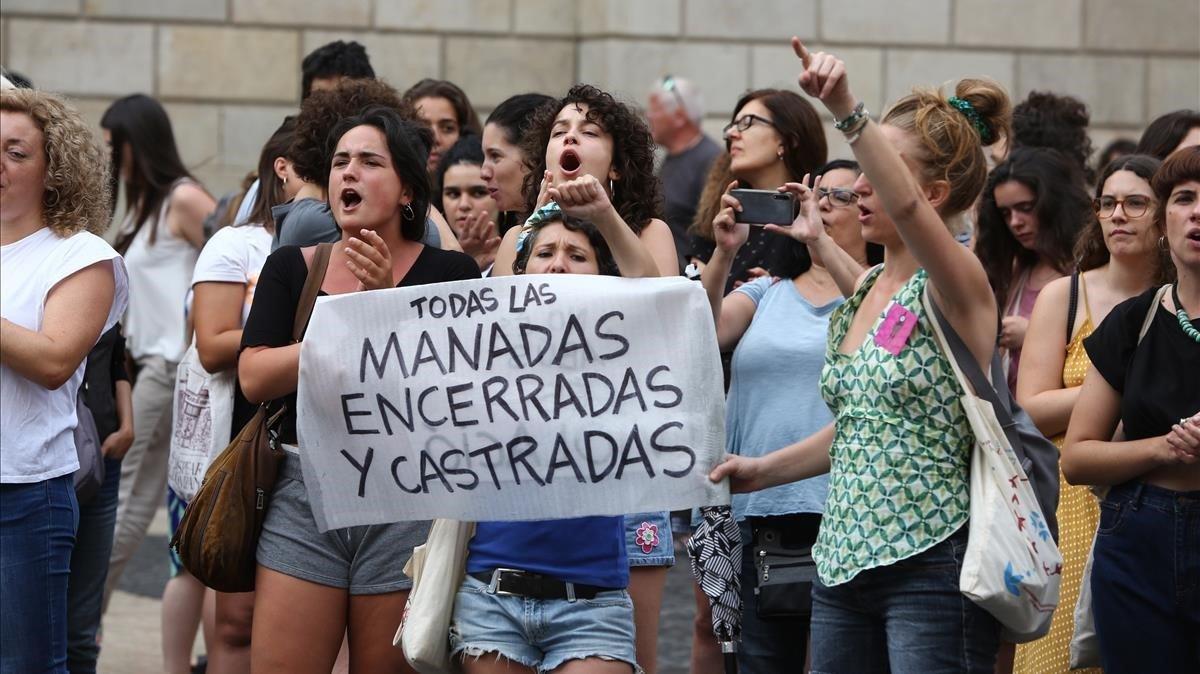 Protesta en Barcelona contra la violación múltiple de Manresa que se ha juzgado esta semana. Protesta en Barcelona contra la violación múltiple de Manresa que se ha juzgado esta semana.