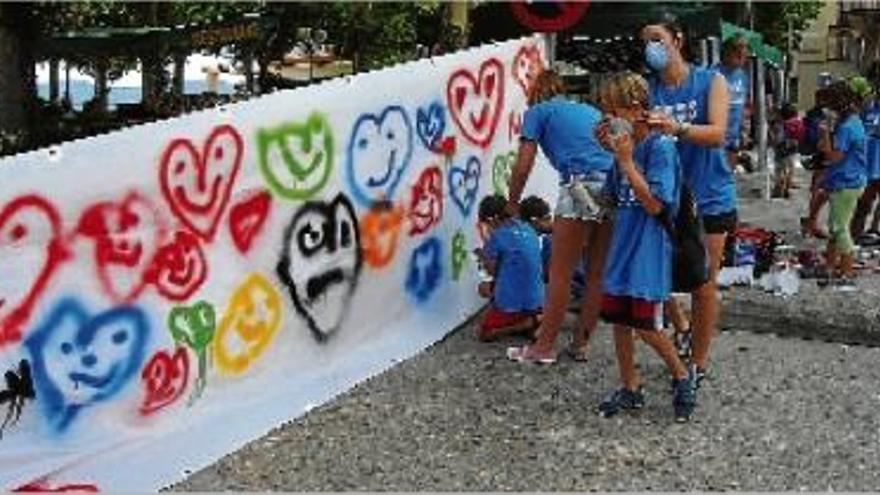 Els nens i nenes participants en la cinquena Jornada SHE expressen emocions amb el grafit