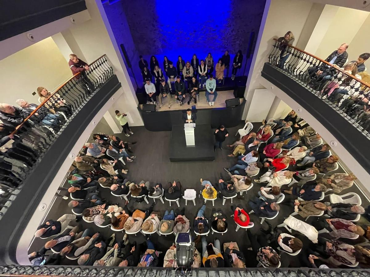 Imagen del interior del Teatre Tagoba durante el acto celebrado por el PP de Vila-real, con Adrián Casabó como protagonista.