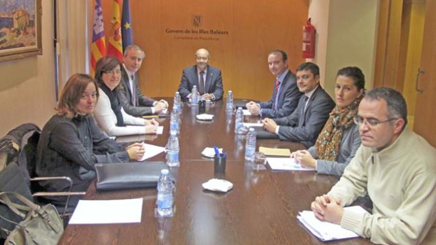 Las delegaciones de los consells de Ibiza (izquierda) y de Formentera (derecha) con Antonio Gómez.