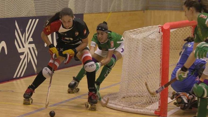 Marta González controla la bola tras la portería del Cerdanyola.