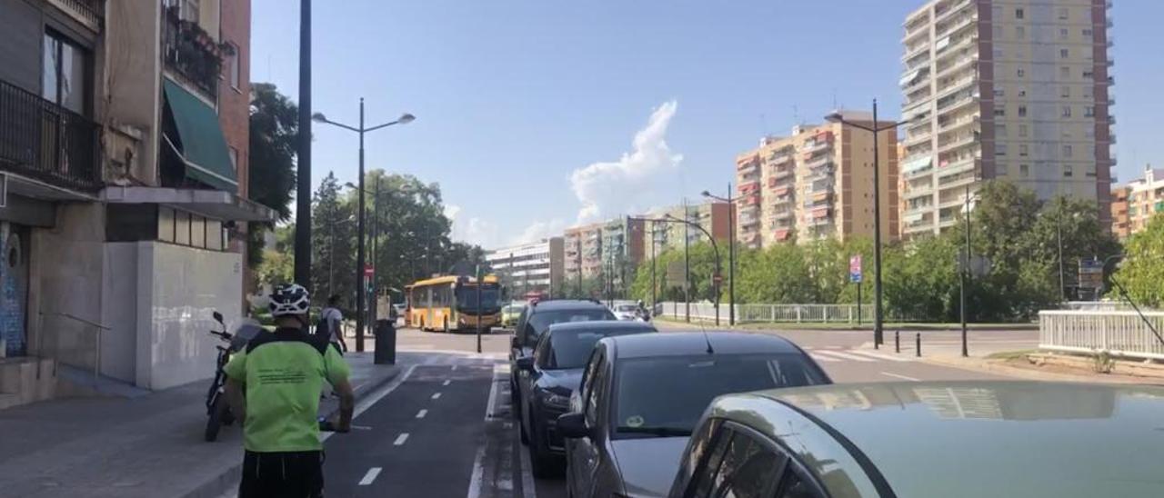 Tramo terminado del carril bici de la avenida del Cid junto al Hospital General.