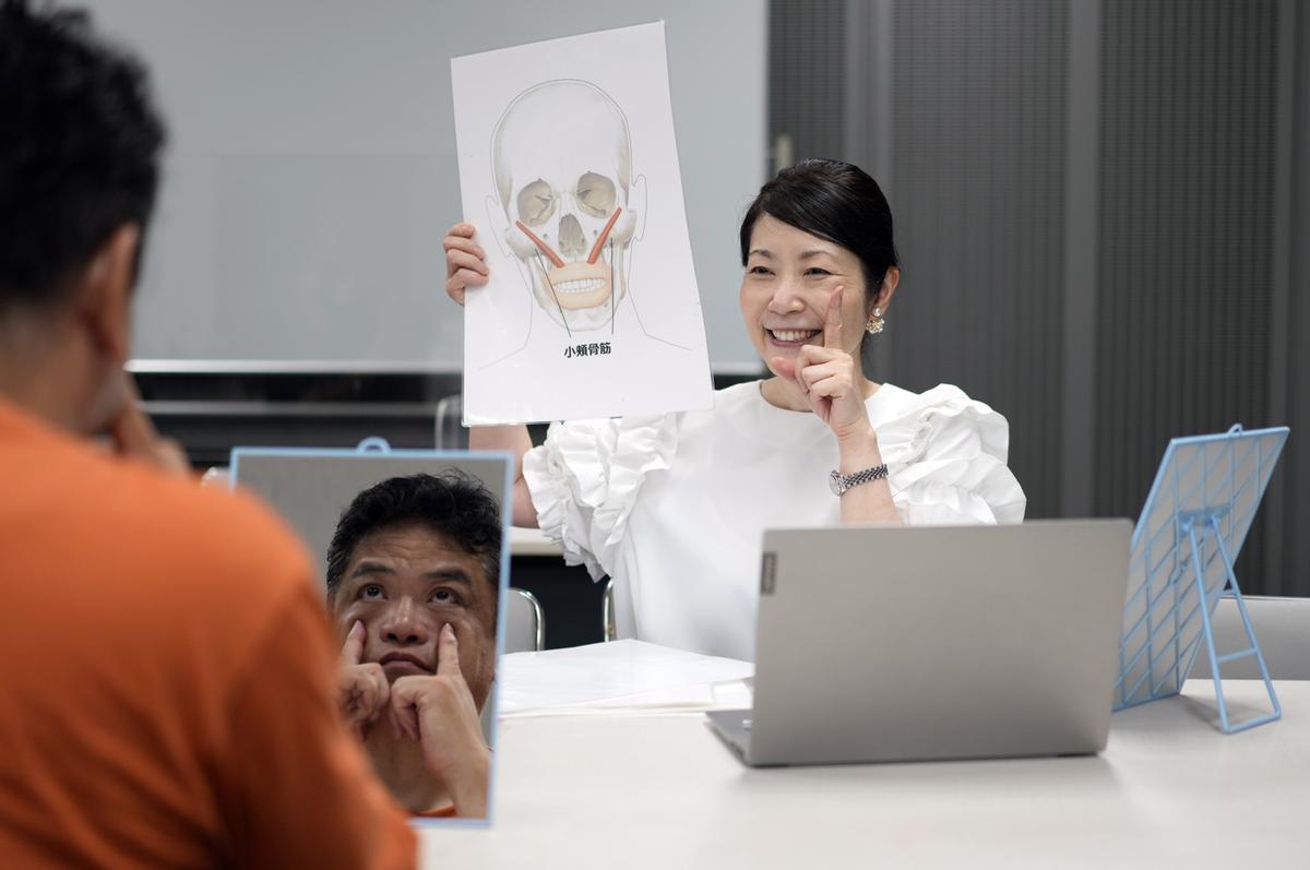 Clases para sonreír tras el fin de la mascarilla en Japón