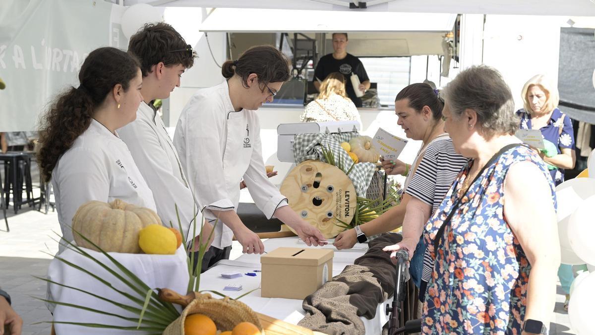 Alumnos del IES Guillem Alcalà reparten el dulce elaborado para ayudar a los comercios afectados porl a dana.