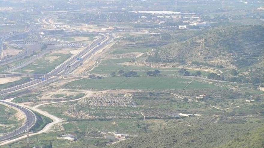 Imagen de la AP-7 a la altura de la carretera de Aigües, donde se ha presentado un plan de hasta 5.000 casas con golf