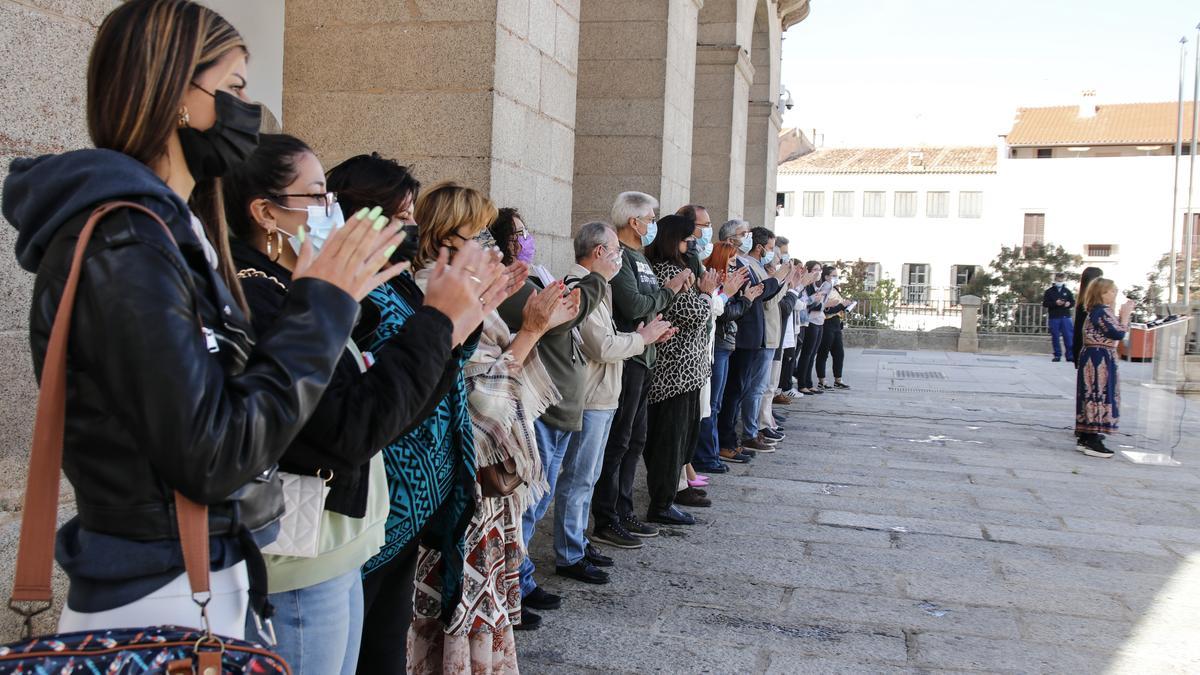 Un momento de la lectura del manifiesto y del minuto de silencio en las escalinatas del ayuntamiento.