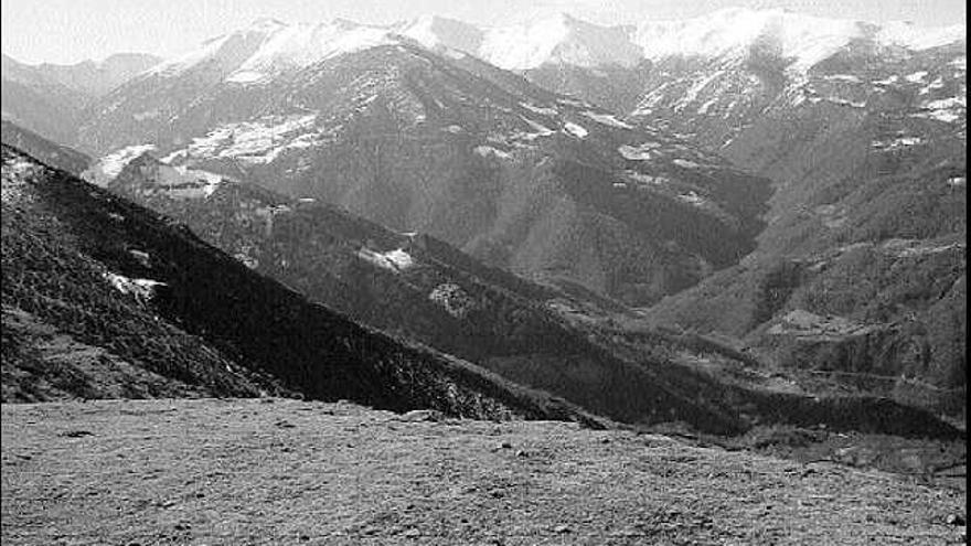 Una vista invernal del valle del río Negro, en Aller.