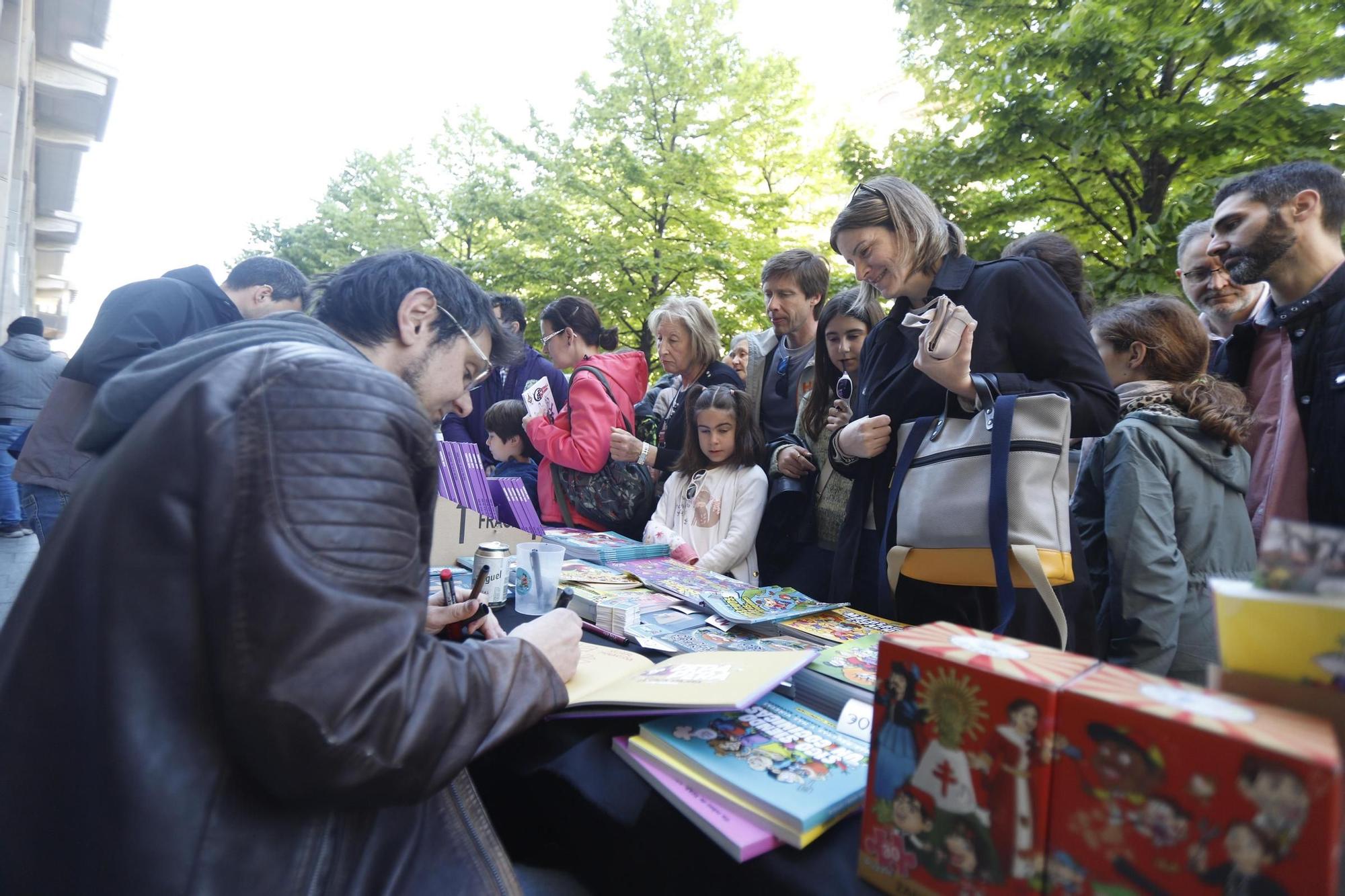 En imágenes | Multitudinario Día del Libro en el centro de Zaragoza