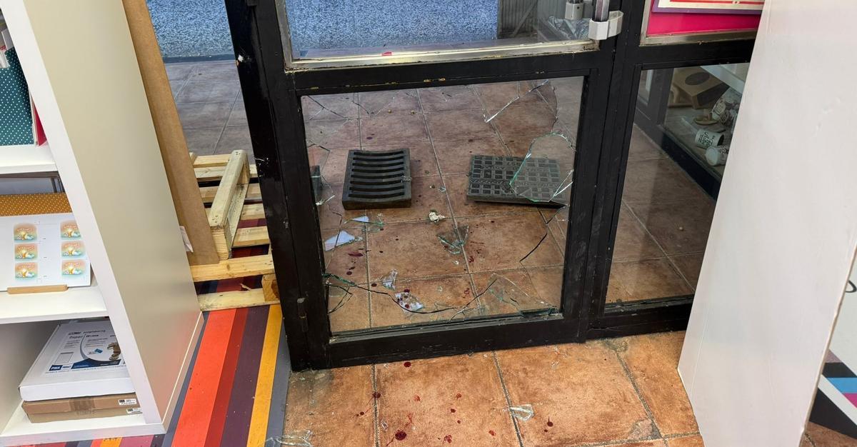 Una imprenta de la calle Unceta, en Las Delicias, ha sufrido el robo de un ordenador portátil y una caja registradora tras fracturar la cristalera con dos alcantarillas.