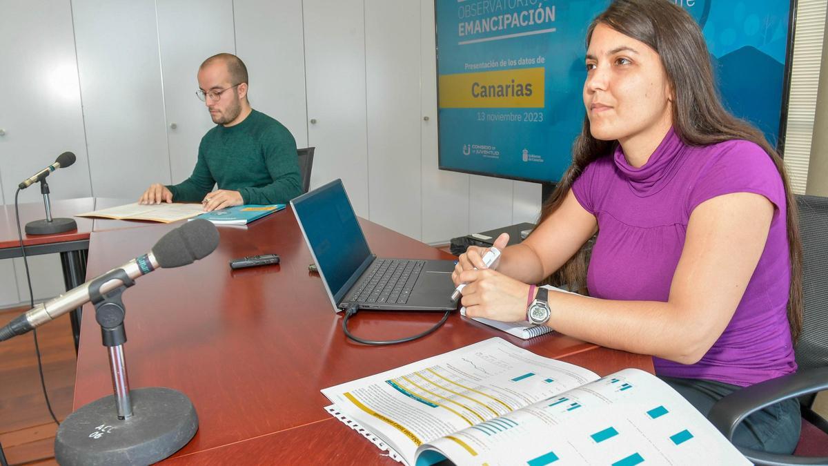 La presidenta del Consejo en Canarias, Brenda Rivero,  y el vicepresidente del Consejo de la Juventud de España, Juan Antonio Báez.