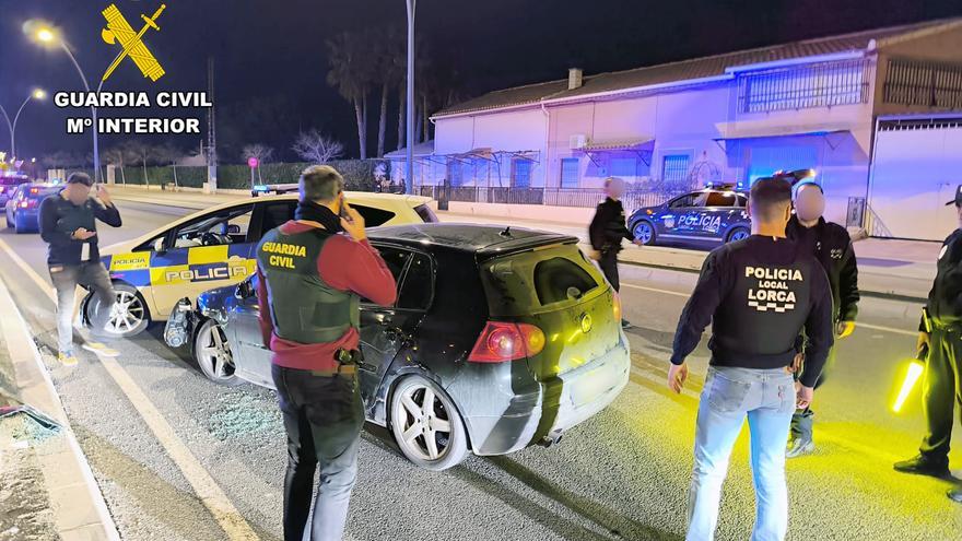 Estrellan su coche en Lorca contra varios vehículos policiales mientras huían tras desvalijar viviendas