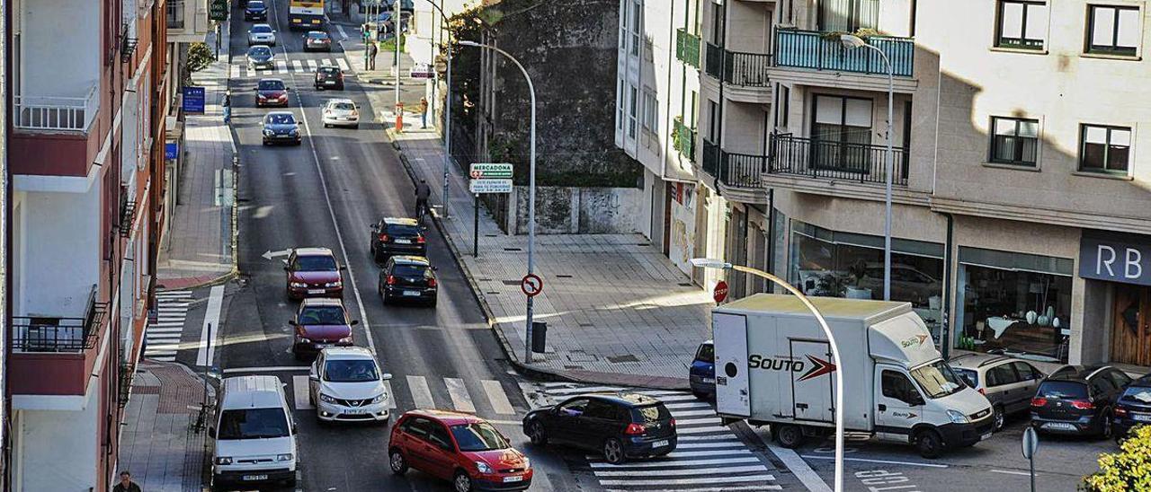 La avenida Juan Carlos I atraviesa el centro de Vilagarcía, de San Roque a casi O Ramal.