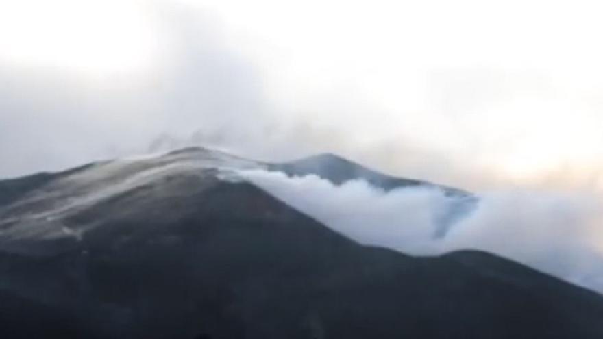 La lava de Cumbre Vieja está a 180 metros de la nueva carretera de Puerto Naos