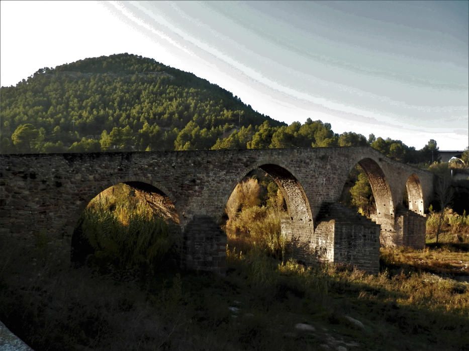 A la tarda. Els últims rajos de sol s’escolen per entre els arcs del Pont Vell de Castellbell i el Vilar, al Bages.