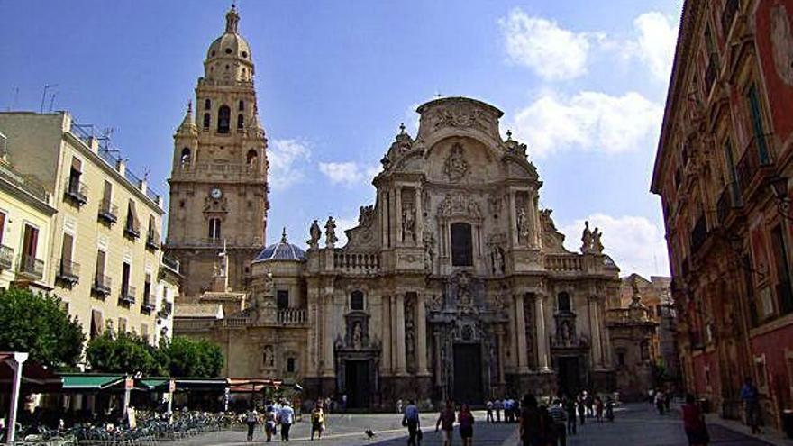 La plaça del Cardenal Belluga és presidida pel palau episcopal, l&#039;ajuntament i la catedral de Santa Maria