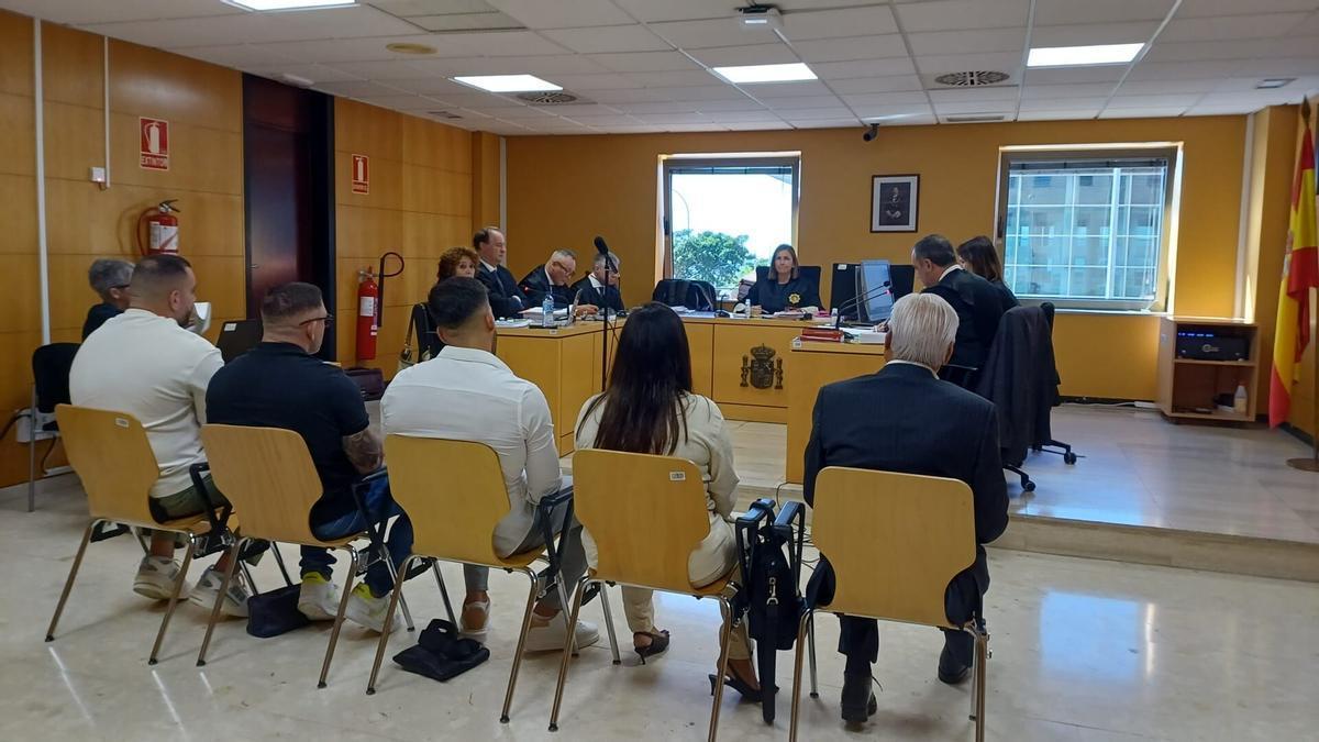 Los cinco acusados durante el juicio celebrado ayer en el Juzgado de lo Penal número 8 de Santa Cruz de Tenerife