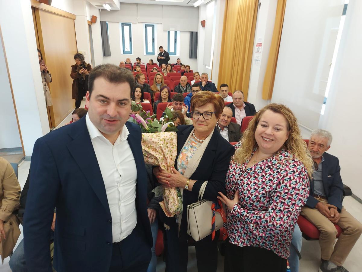 Inés Castro, en el centro, junto a Sergio Hidalgo y Ana Pérez en la gala "Mujer del año 2025" de Salas.
