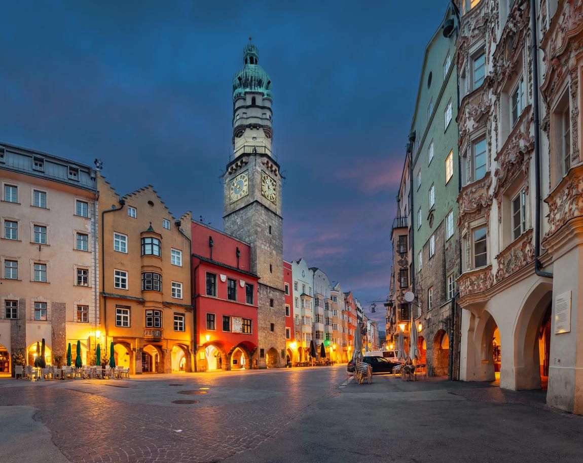 Vista de la histórica torre Stadtturm, Innsbruck