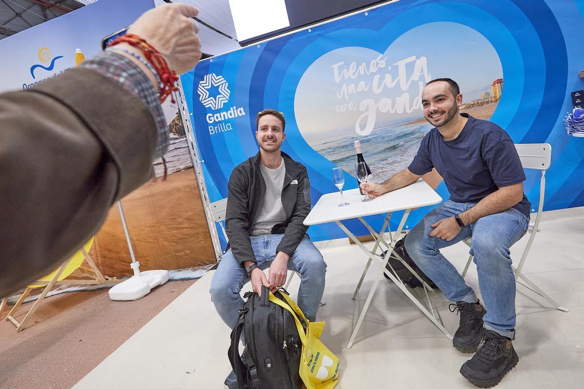 Visitants a l’expositor de Gandia en Fitur LGTBI