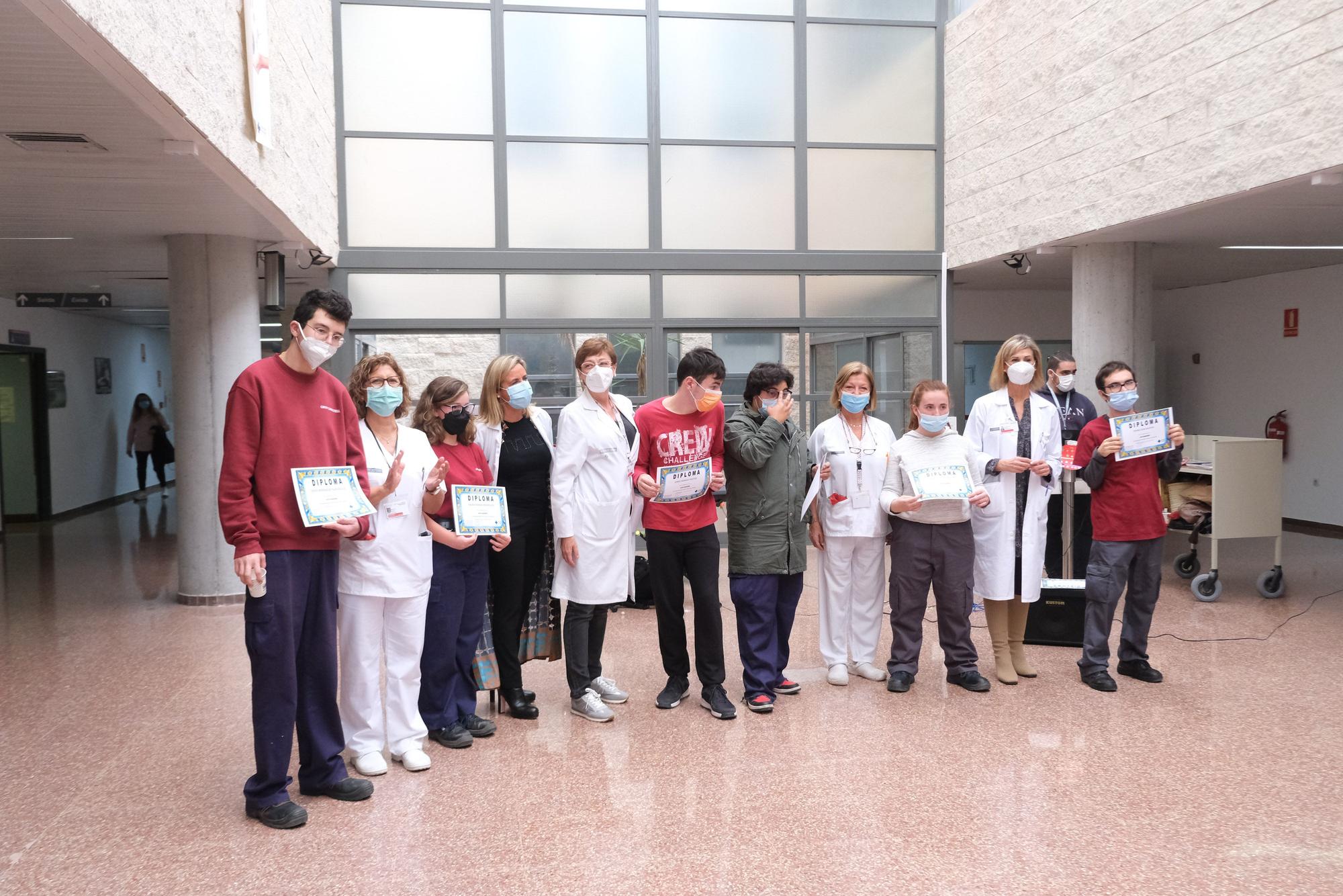 Los alumnos del CIFP Canastell protagonistas del acto de encendido del árbol de Navidad del Hospital de San Juan