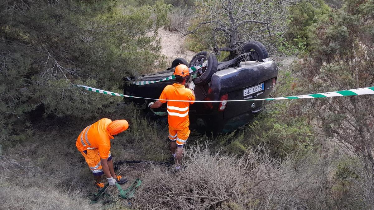 Grúas Ibiza se ha encargado de retirar el vehículo siniestrado.