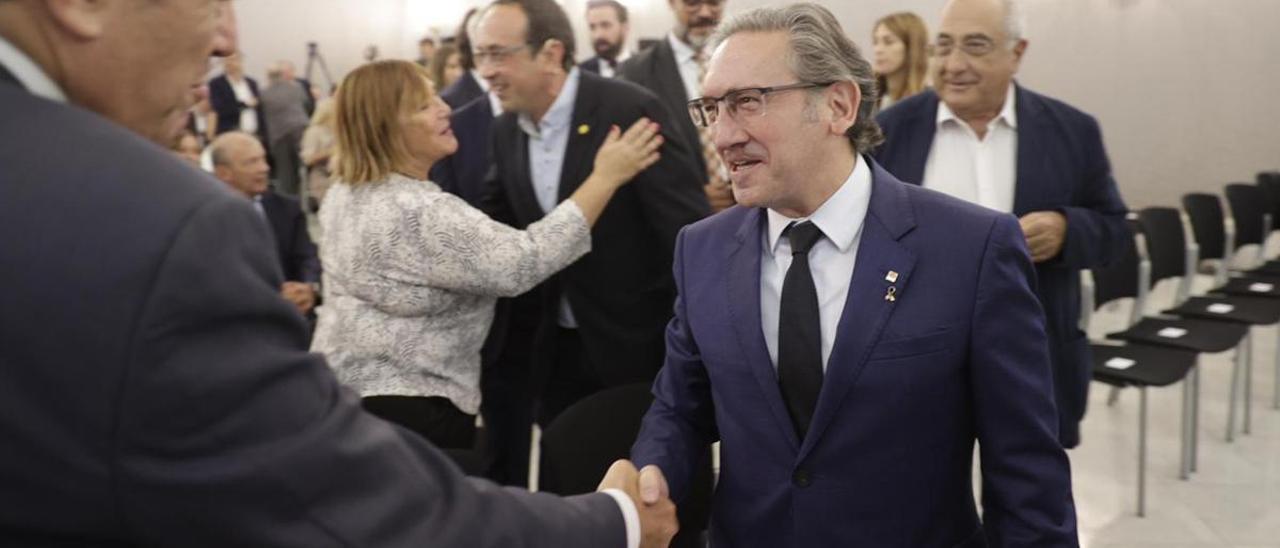 Jaume Giró saluda a los asistentes del acto de Infraestructures.cat cuando era consejero.