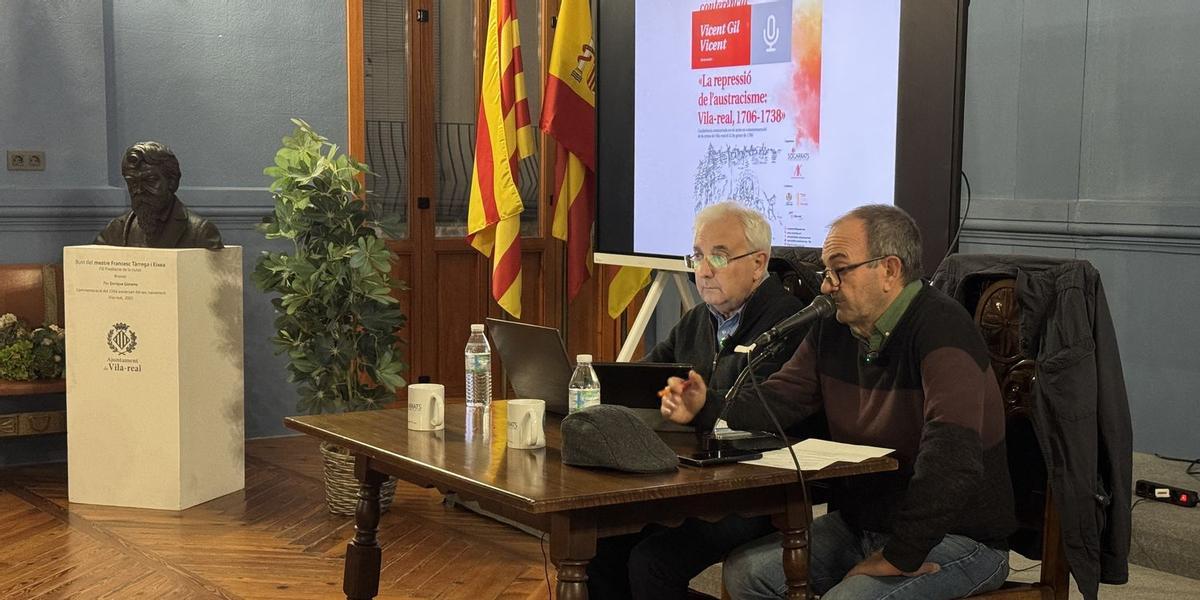 Vicent Gil (izquierda), junto al presidente de la asociación Socarrats en el inicio de la conferencia del historiador y exarchivero de Vila-real.
