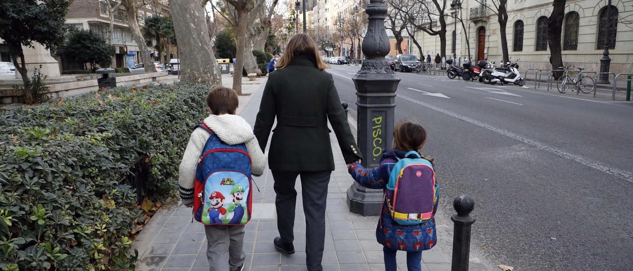 Una familia, de camino al colegio.