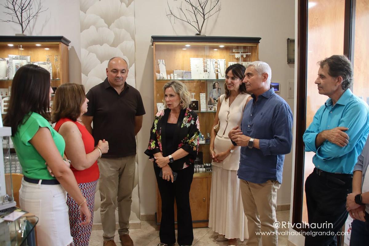 La delegada de la Junta de Andalucía Carmen Sánchez visitó el Centro Comercial Abierto de Alhaurín el Grande.