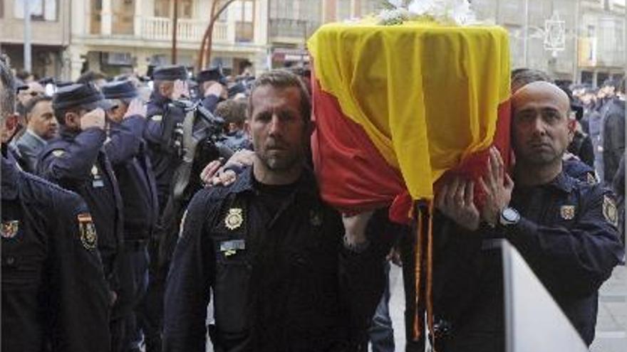 Diversos companys d&#039;Isidro Gabino?San Martín van portar el seu fèretre en el funeral a La Bañeza.