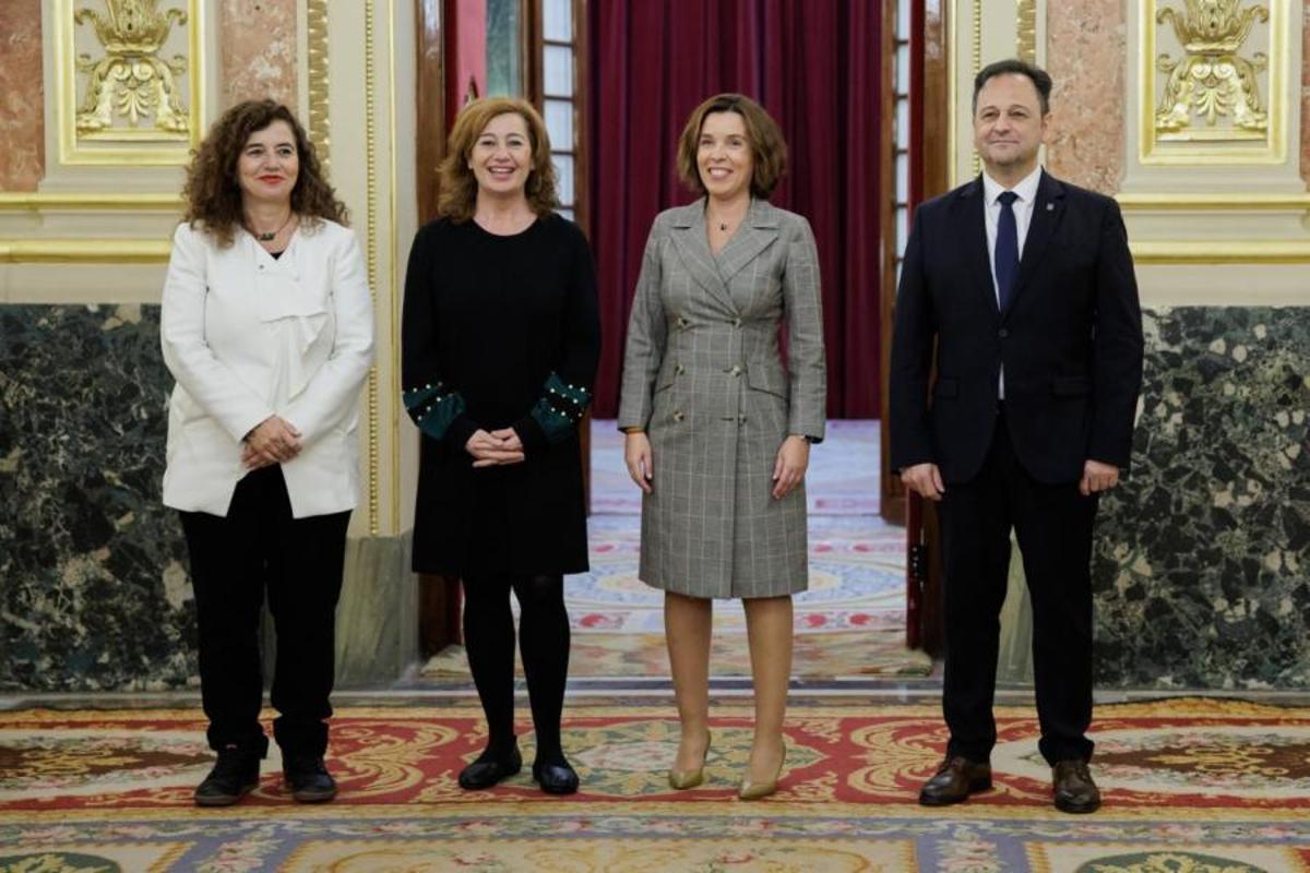La presidenta del Congreso de los Diputados, Francina Armengol, junto a los tres diputados que defendieron la reforma de la Constitución