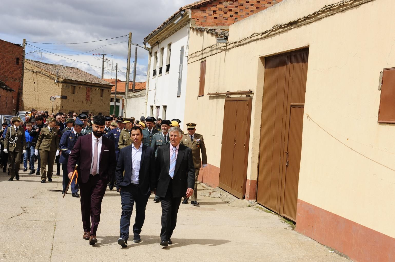 Izado de bandera en Burganes de Valverde